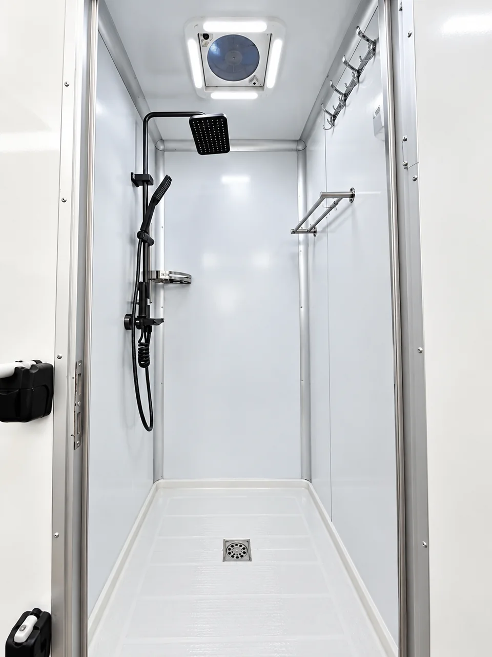 20 ft five-stall shower trailer with handwashing sink, mobile shower trailer wash station